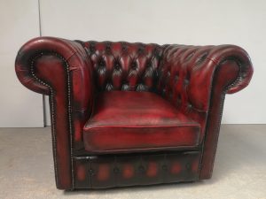 FAUTEUIL CHESTERFIELD ROUGE ANTIQUE