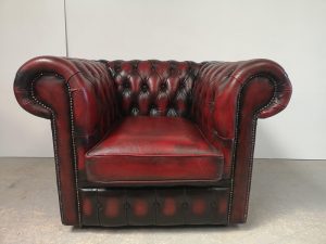 FAUTEUIL CHESTERFIELD ROUGE ANTIQUE