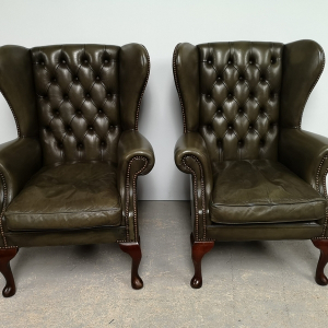 Paire fauteuils chesterfield cuir vert
