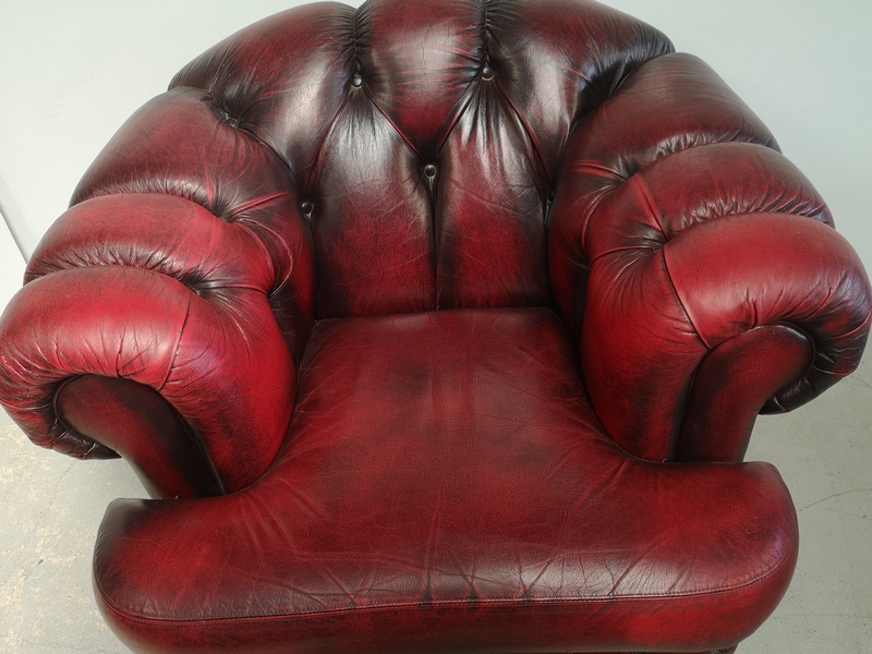 Fauteuil vintage en bois et velours bordeaux (années 60